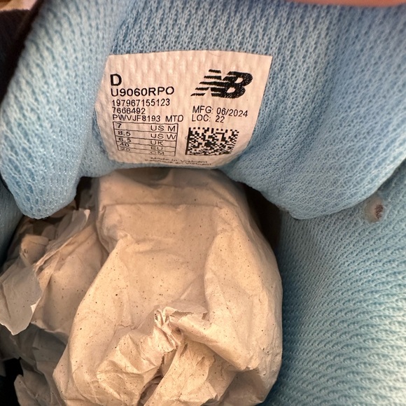 Like New Women’s Size 8.5 New Balance 9060 - Picture 8 of 9